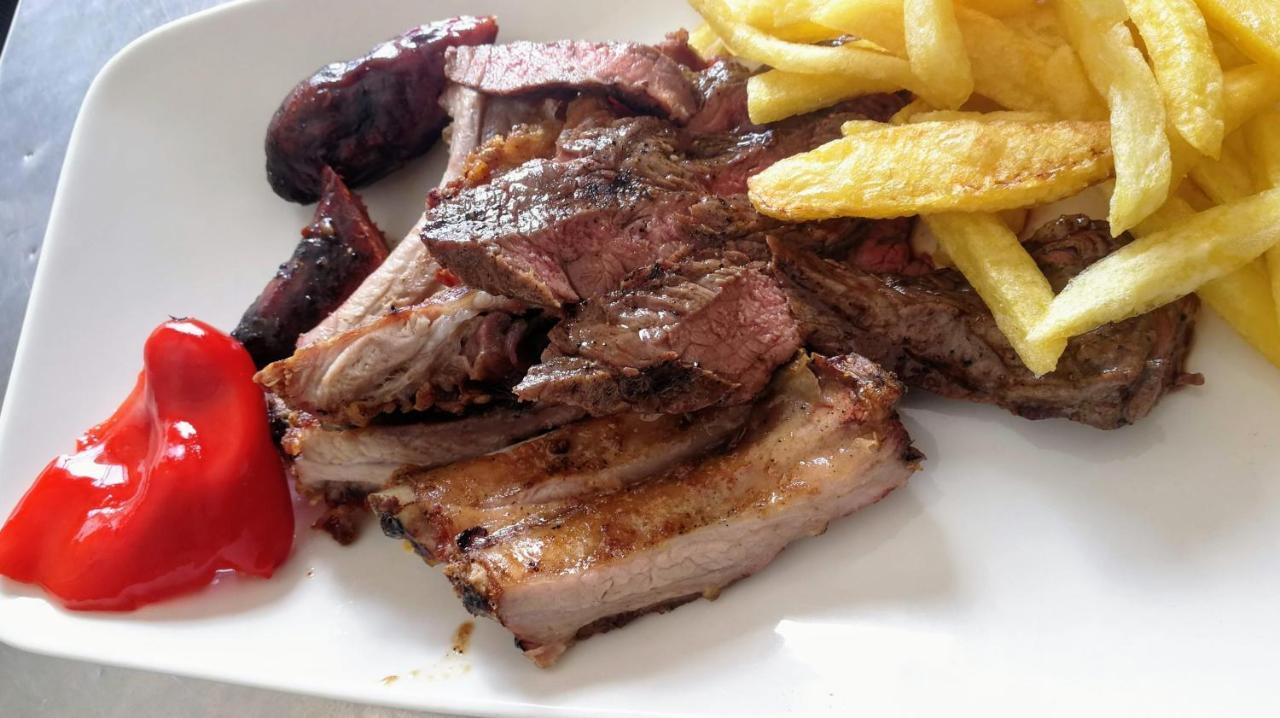 Hostal Restaurante Rancheiro Vigo Bagian luar foto